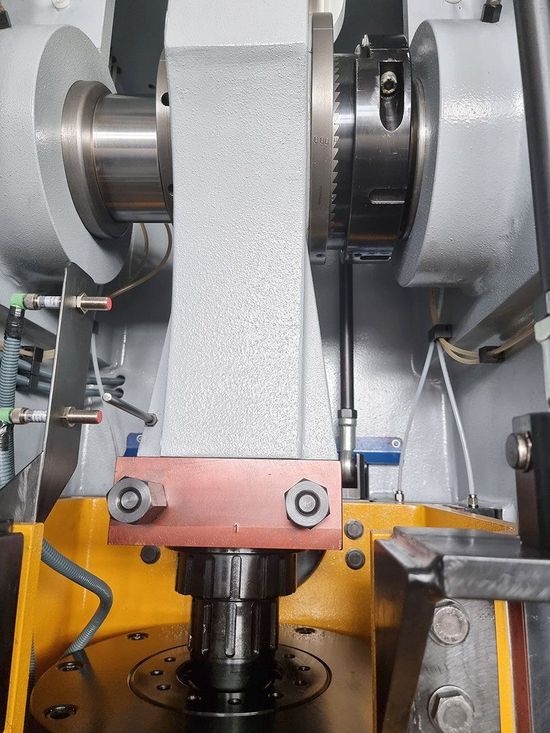 Close-up of the crankshaft, connecting rod and ram assembly on a Fresan FP 100P press.